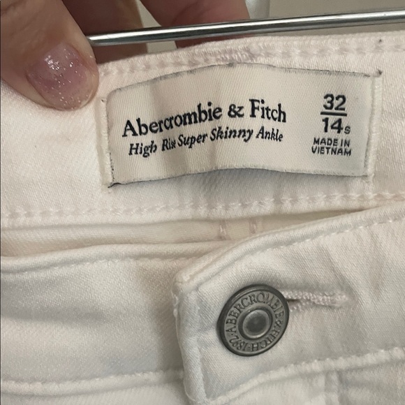 Abercrombie & Fitch White Cropped Jeans with Flower Embroidery - Picture 3 of 7
